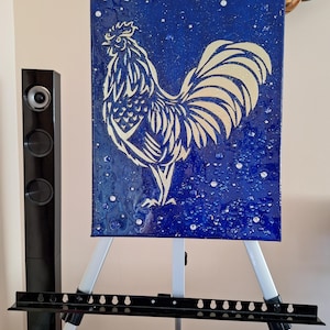Toile murale abstraite coq (coq) dorée. Imprimé oiseau bleu royal pour une décoration d'intérieur inspirée. Idée cadeau de pendaison de crémaillère.