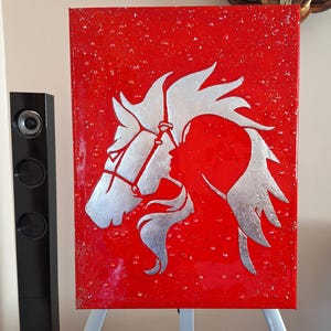 Original Silber Abstrakte Frau und Pferd Wandleinwand. Funkelnde Dekore für das Home Design. Einzigartiges rotes Stück von House Interior. Originelles Geschenk.