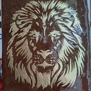 Majestätische Löwen-Wand-Kunst-glamouröses Golddekor für ein modernes Haus. Elegante Tierkunst für stilvolle Interieurs. Originelles Geschenk für Naturliebhaber.