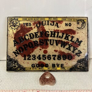 Tablero Ouija de la escena del crimen con Planchette