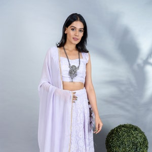 Las mujeres de lavanda usan blusa Lehenga Dupatta de diseñador, ropa de fiesta de bodas paquistaní, trabajo de encaje de Lucknowi, pesado indo-occidental imagen 1