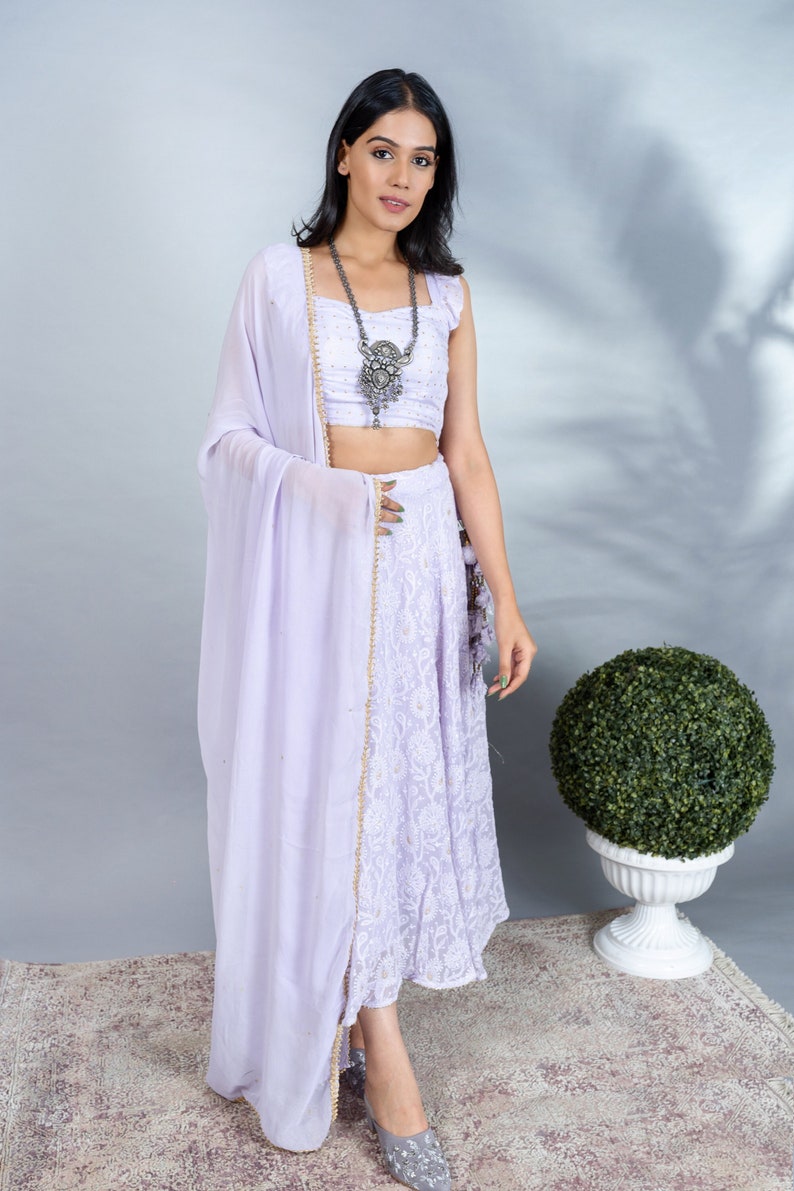 Las mujeres de lavanda usan blusa Lehenga Dupatta de diseñador, ropa de fiesta de bodas paquistaní, trabajo de encaje de Lucknowi, pesado indo-occidental imagen 1