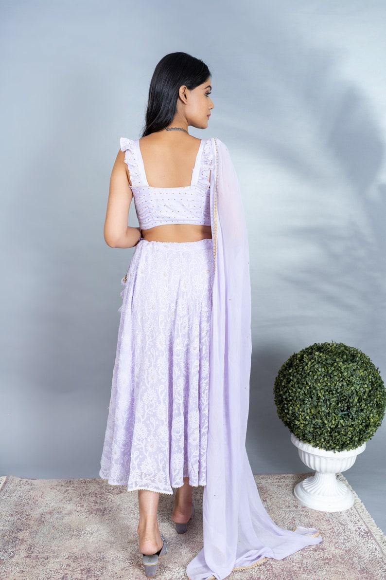 Las mujeres de lavanda usan blusa Lehenga Dupatta de diseñador, ropa de fiesta de bodas paquistaní, trabajo de encaje de Lucknowi, pesado indo-occidental imagen 4