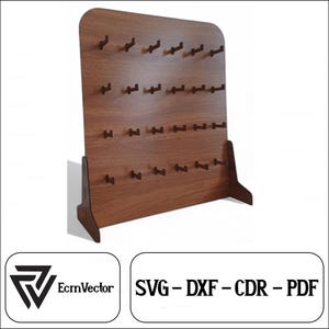 Puede incluir: Un tablero de clavijas de madera con un acabado de madera marrón y un soporte. El tablero de clavijas tiene 5 filas de 8 clavijas cada una. El tablero de clavijas está diseñado para colgar artículos como joyas, llaves o herramientas. SVG - DXF - CDR - PDF