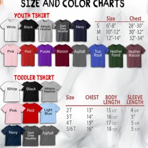 Puede incluir: Una tabla de tallas y colores para camisetas juveniles y para ni&ntilde;os peque&ntilde;os. La tabla muestra varios colores, incluyendo blanco, negro, rosa, rojo y azul marino. Las medidas se proporcionan en pulgadas para el pecho, largo del cuerpo y largo de la manga.