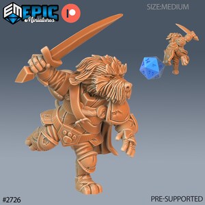 K&ouml;nnte beinhalten: Eine 3D-gedruckte Miniatur eines hundeartigen Wesens, das eine R&uuml;stung tr&auml;gt und ein Schwert h&auml;lt. Die Miniatur befindet sich in Kampfpose und hat einen blauen und wei&szlig;en W&uuml;rfel daneben. Die Miniatur ist vorger&uuml;stet und mit #2726 gekennzeichnet. GR&Ouml;SSE: MITTEL. VORGER&Uuml;STET.