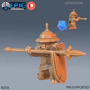 K&ouml;nnte beinhalten: Eine 3D-gedruckte Miniatur eines knieenden Zwergenkriegers, der eine Lanze h&auml;lt. Der Zwerg tr&auml;gt einen Helm und eine R&uuml;stung. Die Miniatur ist vorger&uuml;stet und Teil eines Sets von Miniaturen f&uuml;r Tabletop-Spiele.