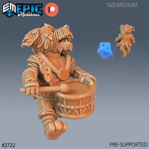K&ouml;nnte beinhalten: Eine 3D-gedruckte Miniatur eines hundeartigen Wesens, das Trommel spielt. Das Wesen tr&auml;gt eine braune Tunika und hat einen pelzigen Kopf. Die Miniatur ist vor-gest&uuml;tzt und Teil eines Sets von Miniaturen f&uuml;r Tabletop-Spiele.