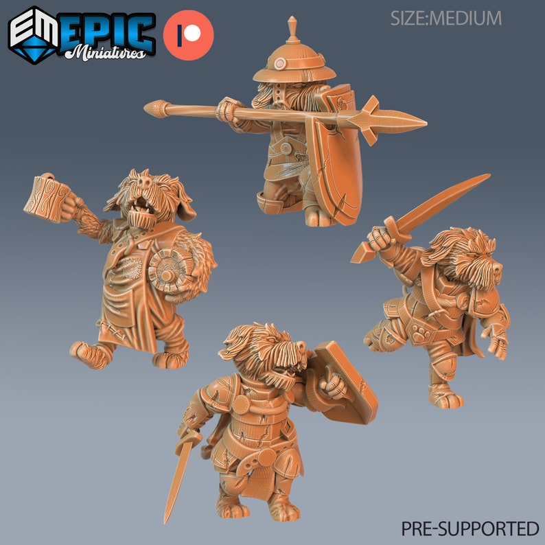 K&ouml;nnte beinhalten: Vier 3D-gedruckte Miniaturfiguren von hundeartigen Kreaturen in verschiedenen Posen. Eine Figur h&auml;lt eine Tasse, eine andere h&auml;lt einen Schild und ein Schwert, eine weitere h&auml;lt eine Lanze und einen Schild, und die letzte Figur h&auml;lt ein Schwert und einen Schild. Die Figuren sind vorab unterst&uuml;tzt und mittelgro&szlig;.