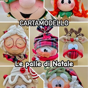 Può includere: Una collezione di sei palle di Natale fatte a mano con diversi personaggi, tra cui un pupazzo di neve, una renna, un omino di pan di zenzero e Babbo Natale. Le palle sono fatte di feltro e tessuto e hanno uno stile fantasioso e cartonesco. Il testo "Le palle di Natale" è visibile nell'immagine.