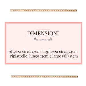 K&ouml;nnte beinhalten: Ein rosa-wei&szlig;es druckbares Muster f&uuml;r eine Fledermaus mit dem Text "CARTAMODELLO DIMENSIONI" und Ma&szlig;en in Zentimetern: H&ouml;he 43 cm, Breite 24 cm, L&auml;nge 13 cm und Fl&uuml;gelspannweite 15 cm.