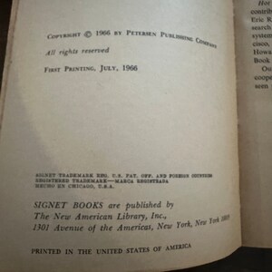 Puede incluir: Información de copyright para un libro publicado en 1966 por Petersen Publishing Company. El libro se imprimió por primera vez en julio de 1966. El libro es publicado por Signet Books, una división de The New American Library, Inc., ubicada en 1301 Avenue of the Americas, Nueva York, Nueva York. El libro fue impreso en los Estados Unidos de América.