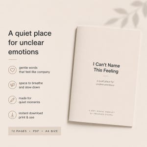 以下が含まれることがあります： 「I Can't Name This Feeling」というタイトルのソフトデジタル小冊子。テキストは「不明瞭な感情のための静かな場所」です。小冊子はクリーム色で、「優しい言葉」、「呼吸する空間」、そして「静かな瞬間のために作られた」という言葉が特徴です。