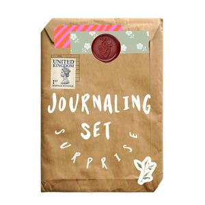 Könnte beinhalten: Ein brauner Papierumschlag mit der weißen Aufschrift JOURNALING SET SURPRISE. Er ist verziert mit einer britischen 1st-Class-Briefmarke, einem roten Wachssiegel mit Herzmotiv, einem rosa-orange gestreiften Streifen und einem grünen Blattaufkleber.
