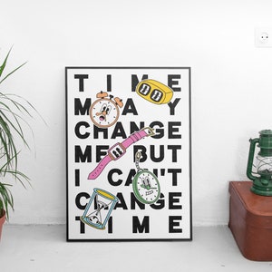 以下が含まれることがあります： 「Time may change me but I can't change time」というテキストが書かれた白黒のポスター。ポスターには、目覚まし時計、腕時計、デジタル時計、砂時計など、さまざまな時計や計時器のイラストが描かれている。