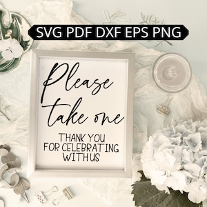 Puede incluir: Un cartel blanco con marco plateado que dice "Por favor, tome uno Gracias por celebrar con nosotros". El cartel está sobre una superficie blanca con una flor blanca y hojas verdes.