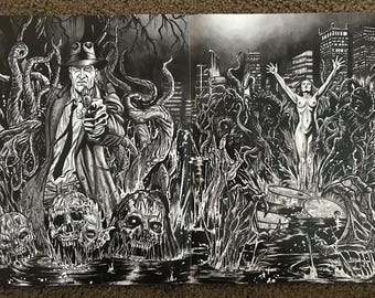 Peut inclure: Illustration en noir et blanc d'une scène sombre avec un détective armé, entouré de tentacules et de crânes. Une figure nue aux bras levés se dresse devant un paysage urbain.