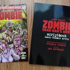 Puede incluir: Se muestran dos artículos: un cómic y un guion gráfico. La portada del cómic presenta el título "ZOMBIE" con ilustraciones de zombis y el texto "PSYCHO FANS ONLY!". El guion gráfico es negro con el título "ZOMBIE DEAD MAN'S ARMY" en rojo.