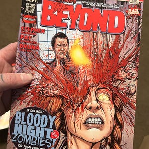 Puede incluir: Una portada de cómic que presenta una escena sangrienta con el rostro de una mujer y un hombre sosteniendo un arma. El título del cómic es "The Beyond" y el lema es "De la película clásica del miedo y lo desconocido". El cómic es el número 4 y es una edición psicótica de 100 copias. El cómic se titula "Bloody Night of the Zombies" y es el capítulo final escalofriante.