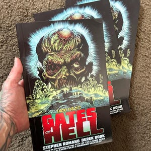Może przedstawiać: Trzy egzemplarze komiksu zatytułowanego "Gates of Hell" z ilustracją zombie na okładce. Okładka jest czarna z czerwonymi i zielonymi akcentami, a tytuł jest pogrubionymi czerwonymi literami. Na podstawie filmu "City of the Living Dead".