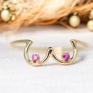 Anello Lesbian Pride in oro 18k: regalo di gioielli LGBT con zaffiro rosa