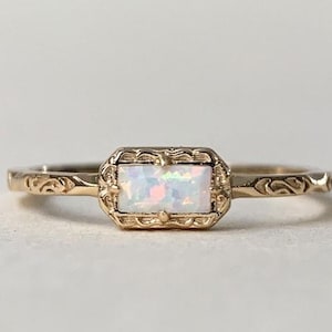 Opal Baguette Ring: Förgylld sterlingsilver med oktober-födelsesten