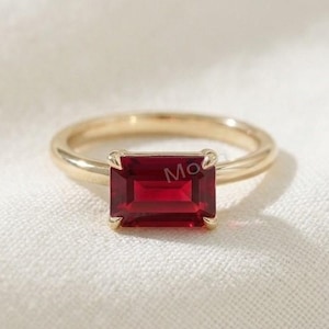 Anel de ouro com rubi lapidado em esmeralda | Anel delicado e minimalista com gema vermelha | Anel de compromisso | Presente de aniversário para ela | Pedra do mês de julho