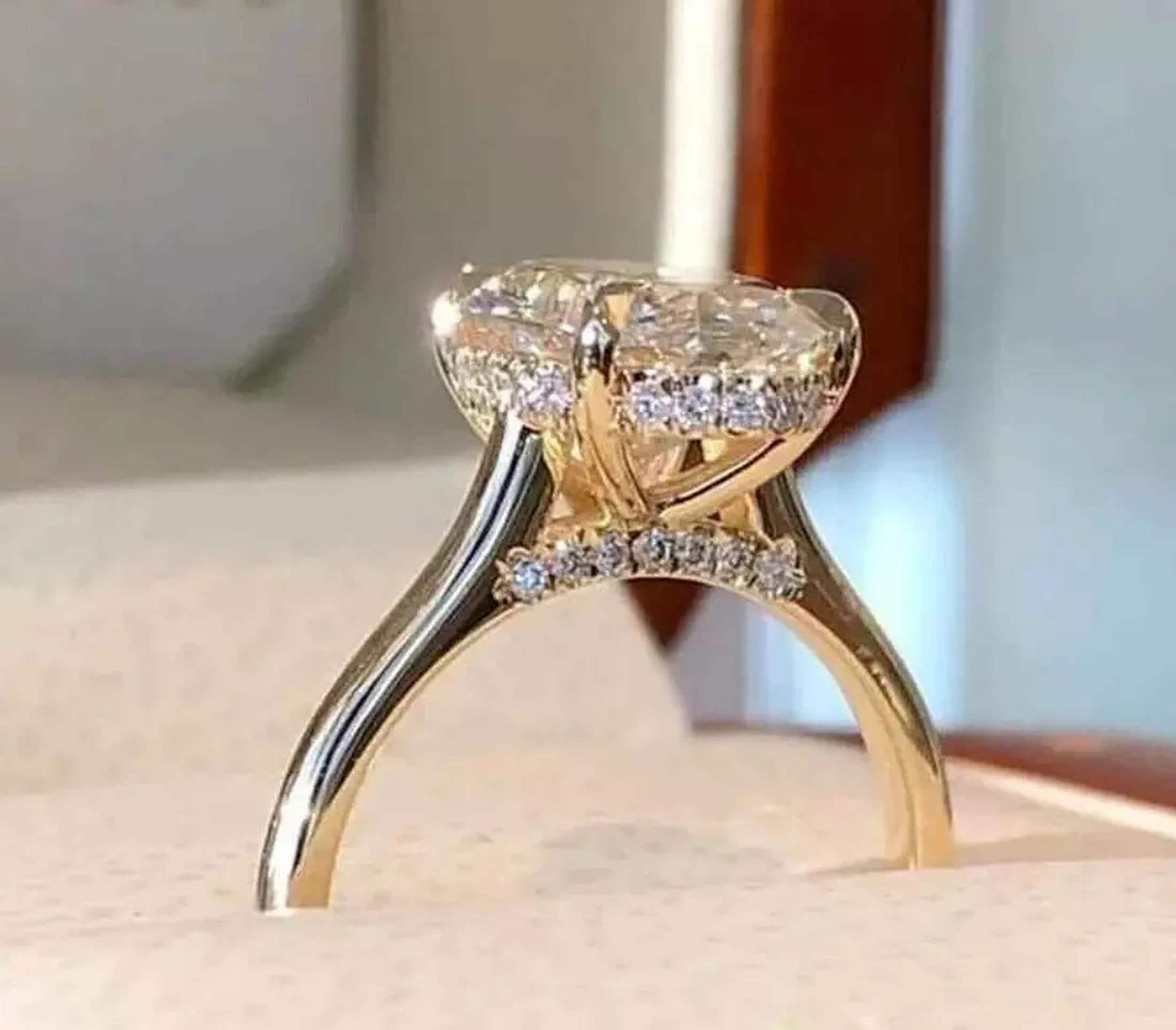 14 kt goudkleurige 2 kt ovale verlovingsring met verborgen halo-diamanten