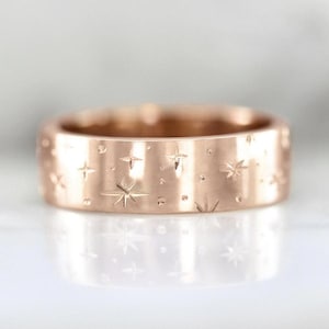 Bague Orion gravée d'étoiles, alliance en or 14 carats de 6 mm, bijoux promesse Constellation d'inspiration céleste étoile gravée à la main, anneau de cigare