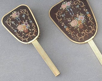 Vintage Petit Point set met bloemenborduurwerk, bruin op een ondergrond, handspiegel en penseel.