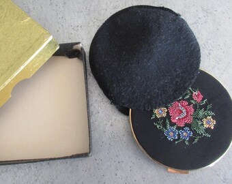 Estojo de pó compacto Petit Point vintage na caixa, década de 1950, presente.