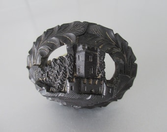 Broche antigo vitoriano esculpido em carvalho de pântano, 1860-1880, Inglaterra, Castelo da Irlanda, PRESENTE