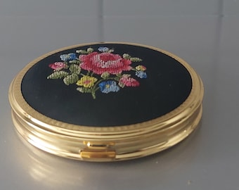 Estojo compacto de pó compacto vintage Petit Point com estampa de rosa floral - PRESENTE