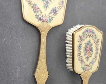 Vintage schöne Waschtischgarnitur Petit Point, Blumenstickerei mit Kunststoffabdeckung, Handspiegel und Bürste, Geschenk