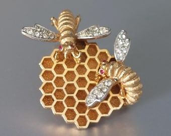 Broche vintage Boucher em formato de abelha, com strass e favo de mel, estilo anos 1960.