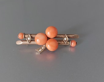 Broche vitoriano em ouro 9 quilates, com trevo de coral salmão e pérolas.