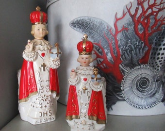 Vintage porseleinen beeldje van het kindje Jezus van Praag, geschikt als plantenbak of cadeau.