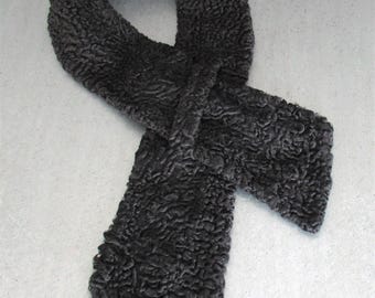 Cachecol de pele de cordeiro persa vintage dos anos 1940 - xale cruzado