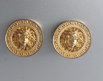 Brincos vintage assinados ART (HAR) da década de 1960, em tom dourado, com cabeça de Medusa e sol.