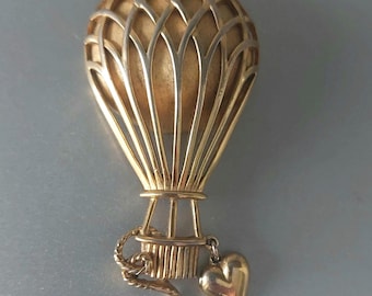 Vintage Trifari broche met heteluchtballon en hartje als liefdesgeschenk.