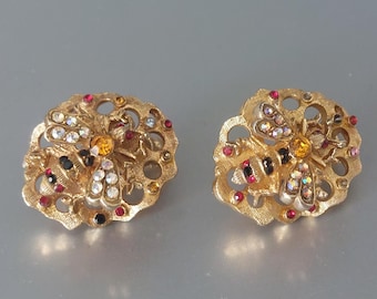 Brincos vintage COROCRAFT com abelha e design de favo de mel cravejado de strass.