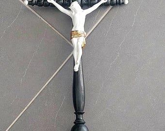 Antiek gesneden houten kruisbeeld: biscuitporseleinen Jezus / schedel en gekruiste botten, 46 cm hoog