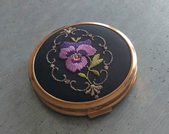 VINTAGE Puderkompakte Hülle Florale Stiefmütterchen-Stickerei Petit Point GESCHENK für Sie