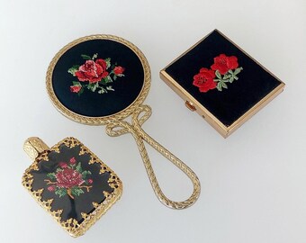 Conjunto de acessórios vintage para bolsa em ponto petit point: espelho, frasco de perfume, porta-retratos e miniálbum.