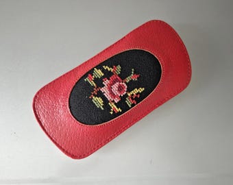 Vintage brillenetui/tasje van petit point en rood leer, accessoires, cadeau