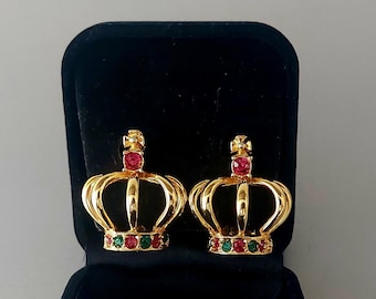Brincos vintage em formato de coroa, joias com strass em tom dourado, década de 1980.