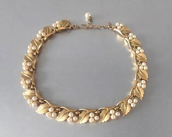 Vintage Trifari ketting in goudkleur met blaadjes, imitatieparels en strass-steentjes, cadeau