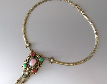 Colar vintage com pingente dos anos 1940, pérola sintética e pedra da lua.