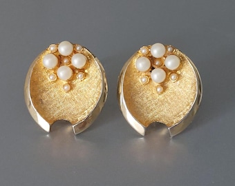 Brincos vintage assinados PUCCINI, estilo meados do século XX, em tom dourado e pérola. Presente perfeito.