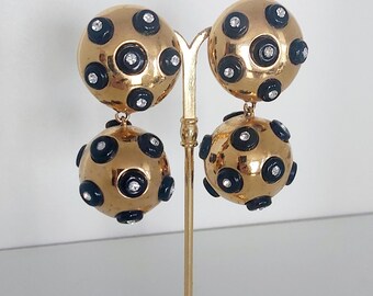 Brincos vintage VALENTINO Garavani, modelo statement, assinados pelo designer, grandes, com fecho de pressão, em tom dourado e strass. Ótimo para presente.